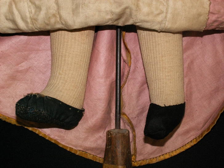 Particolare delle scarpe dopo il restauro con esecuzione di scarpina nuova in cotone nero